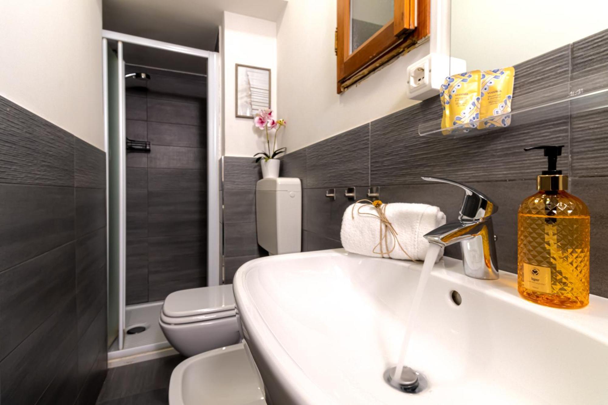 شقة Charming Frescoed Loft بولونيا المظهر الخارجي الصورة